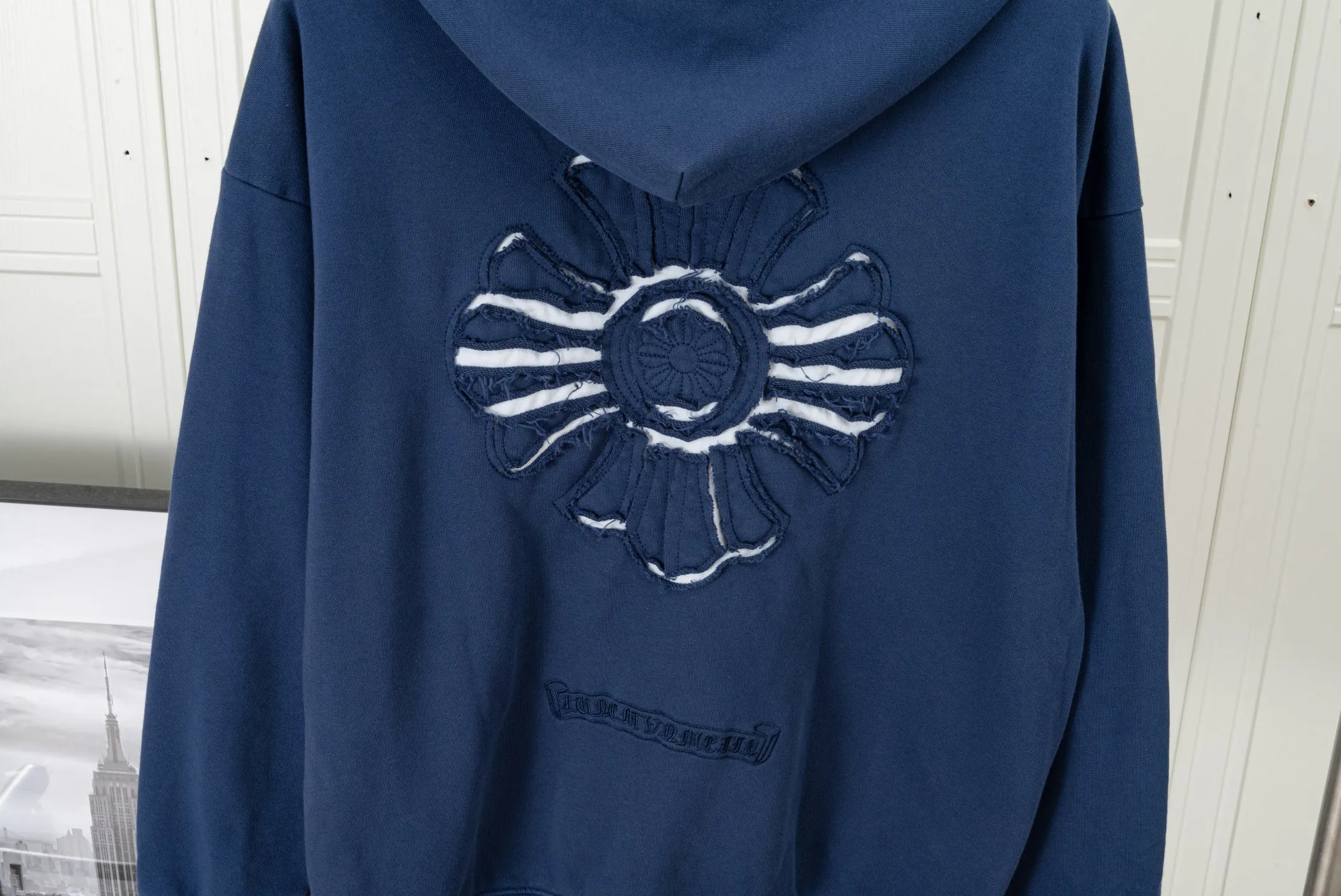 P320 𝗖𝗵𝗿𝗼𝗺𝗲 𝗛𝗲𝗮𝗿𝘁𝘀/Cro Heart 2025 Cross Patch Embroidery Summer New Original Single Counter American Acid Washed Distressed Laser Burnt Patch Embroidery Couple Casual Hooded Sweatshirt Customized fabric 440g tripe terry fabric! American acid-washed and distressed original fabric laser burnt ✟appliqué embroidery and exquisite embroidery of letters! The best-selling model at the counter. It is very comfortable to wear. It is low-key yet luxurious. It is very classy when worn. The large size and tailoring are needless to say. The upper body is exquisite and vivid. 👍High-end first-class materials. A truly palace-level product. The cotton from Turkey is of outstanding quality. After heavy washing, the clothes are very soft! Not picky, the upper body is absolutely stylish and extremely luxurious. Auxiliary materials: The original model has been authenticated and labeled ➕100% silk washed with water label. Genuine purchase-grade original hangtag➕matching hanging rope➕3D hanging beads➕original packaging bag. Craftsmanship: The original version has consistent wiring! The highest version of the armhole matching technique! Countless times of pattern making to 100% restore the original appearance! The correct version is the same for men and women, super eye-catching, super good-looking, and super atmospheric! Color: white, washed black, washed blue Size: XS-L